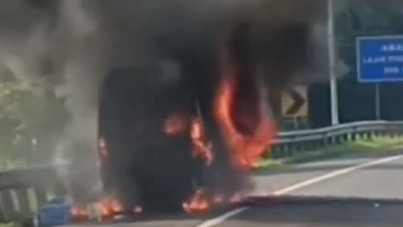 title Bus Elf KONI Bekasi Bawa Rombongan Guru Terbakar di Tol Cipularang Bus Elf KONI Bekasi Bawa Rombongan Guru Terbakar di Tol Cipularang