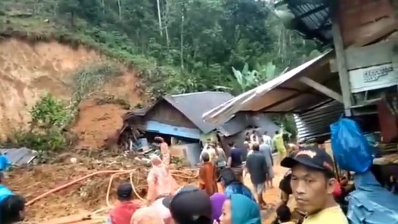 Tebing Longsor akibat Hujan Deras, 2 Rumah di Madina Roboh Tertimpa