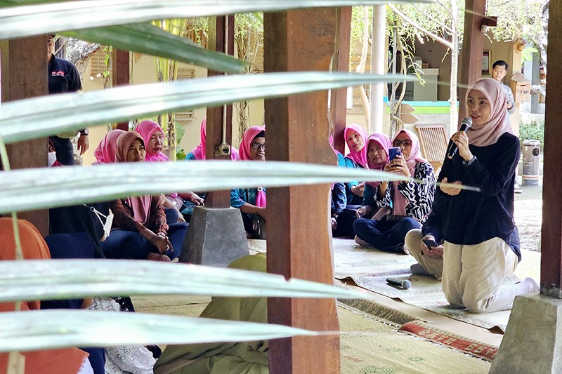 Cegah Stunting, Siti Atikoh Ganjar Bagikan Telur ke Ibu Hamil di Bantul - Bagian 3