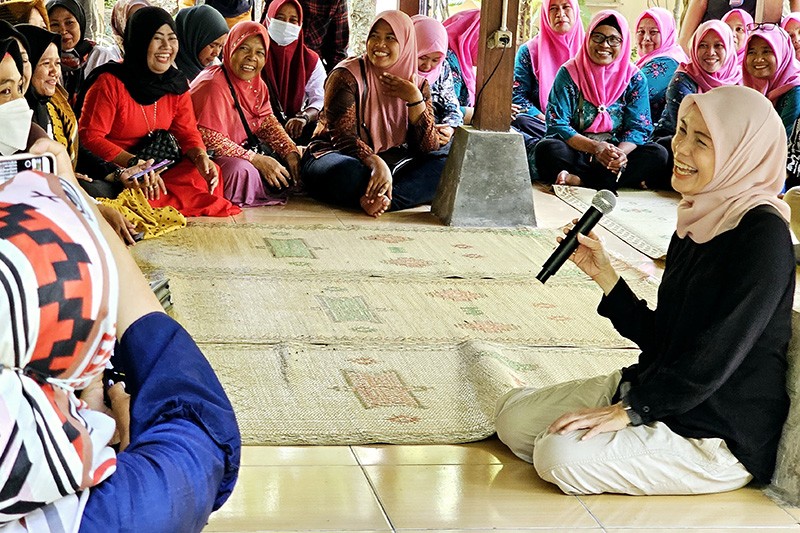 Cegah Stunting, Siti Atikoh Ganjar Bagikan Telur ke Ibu Hamil di Bantul - Bagian 2