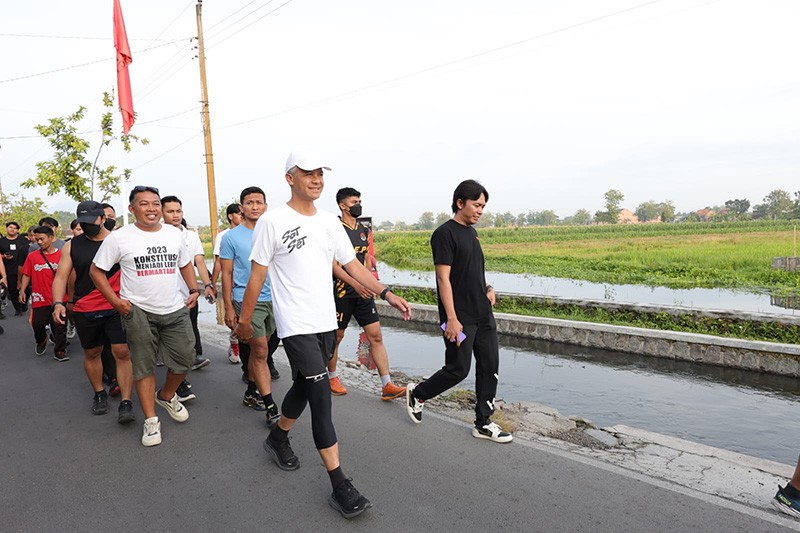 Pakai Kaos Sat set, Ganjar Pranowo Lari Pagi Sambil Menyapa Warga Klaten - Bagian 3