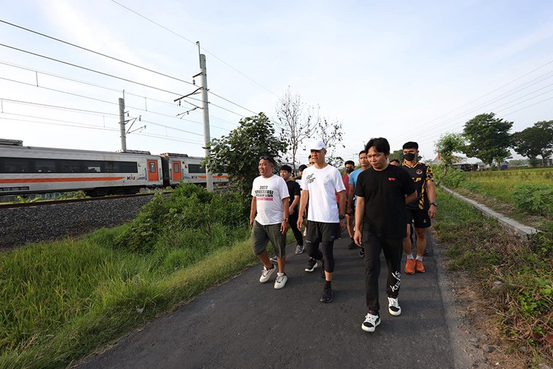Pakai Kaos Sat set, Ganjar Pranowo Lari Pagi Sambil Menyapa Warga Klaten - Bagian 4