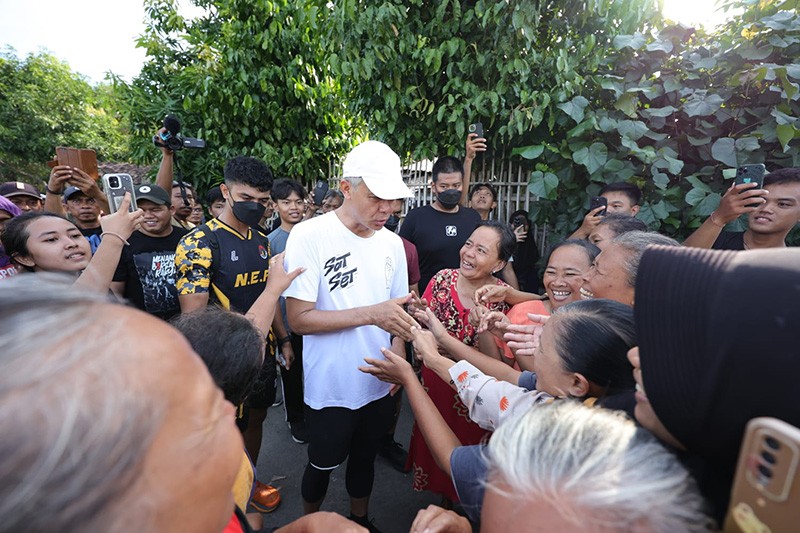 Pakai Kaos Sat set, Ganjar Pranowo Lari Pagi Sambil Menyapa Warga Klaten - Bagian 1