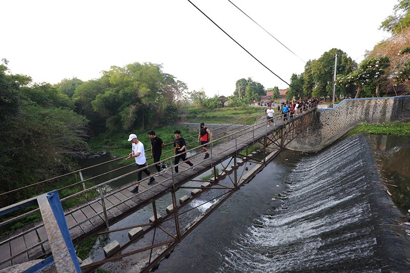 Pakai Kaos Sat set, Ganjar Pranowo Lari Pagi Sambil Menyapa Warga Klaten - Bagian 2