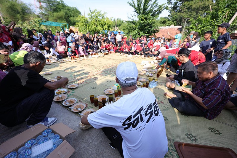 Pakai Kaos Sat set, Ganjar Pranowo Lari Pagi Sambil Menyapa Warga Klaten - Bagian 5