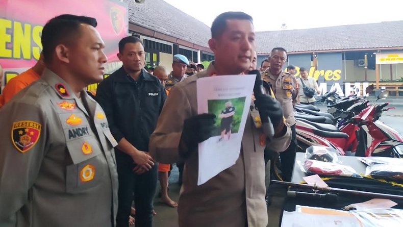 title Dalang Penyerangan ke Pedagang Bakso di KBB, 4 Pentolan Geng Motor Moonraker Diburu Polisi Dalang Penyerangan ke Pedagang Bakso di KBB, 4 Pentolan Geng Motor Moonraker Diburu Polisi