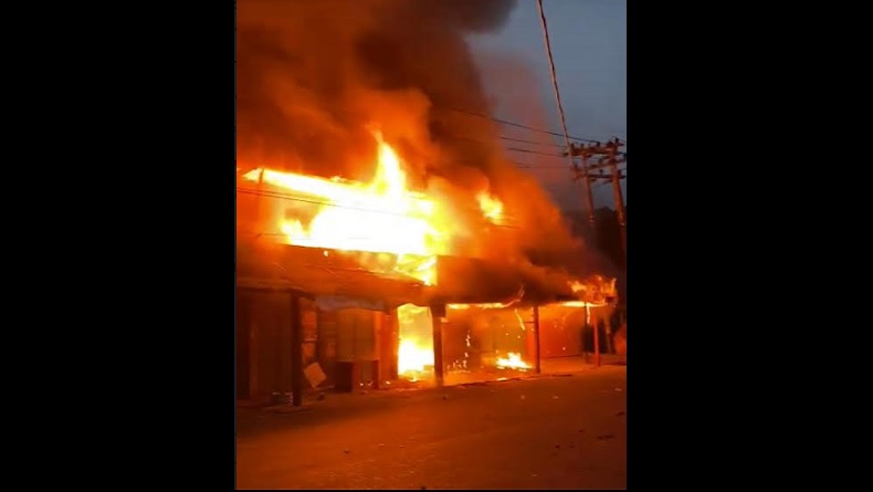 Massa Pengarak Jenazah Lukas Enembe Bakar Denkesyah Korem 172/PWY dan Belasan Ruko
