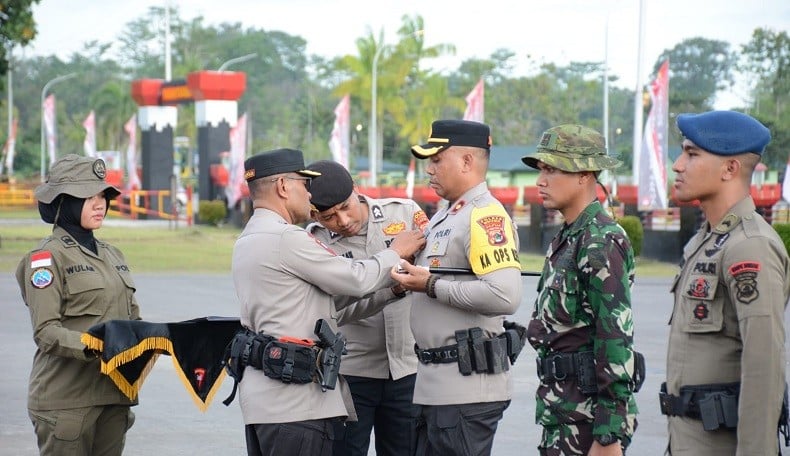 Kapolri Beri Pin Emas Kepada Anggota TNI Dan Polri Tergabung Dalam ...