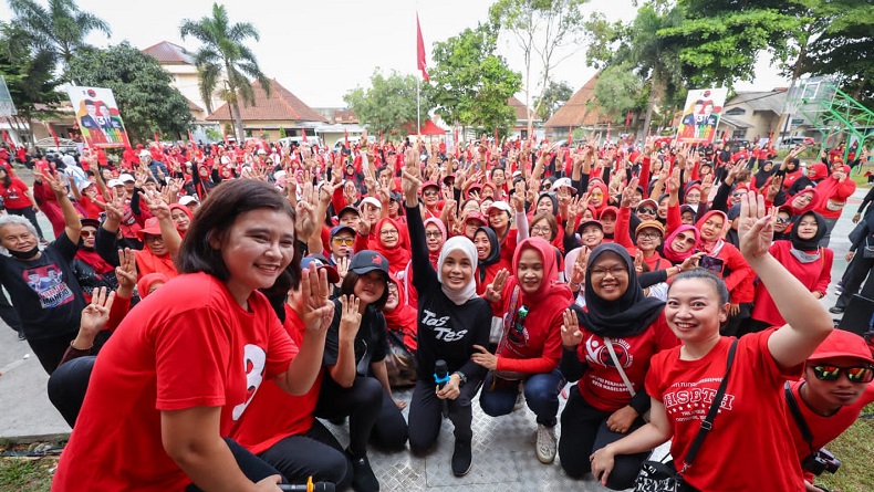 Siti Atikoh Kenalkan Program Pengentasan Kemiskinan ala Ganjar-Mahfud saat Senam Bareng Ibu-Ibu