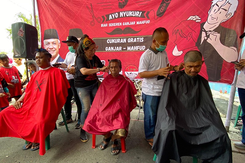 TPD Ganjar-Mahfud DKI Jakarta Bikin Warga Kwitang Tampil Rapi dengan Cukuran Gratis - Bagian 3