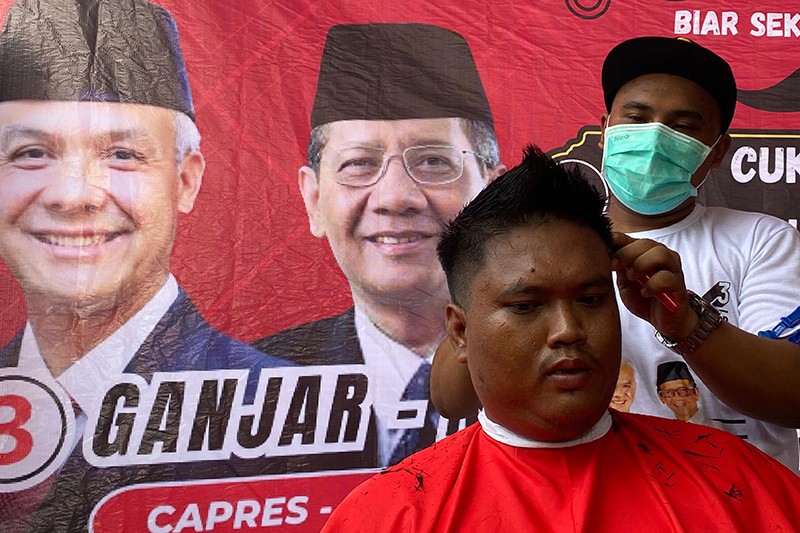 TPD Ganjar-Mahfud DKI Jakarta Bikin Warga Kwitang Tampil Rapi dengan Cukuran Gratis - Bagian 4