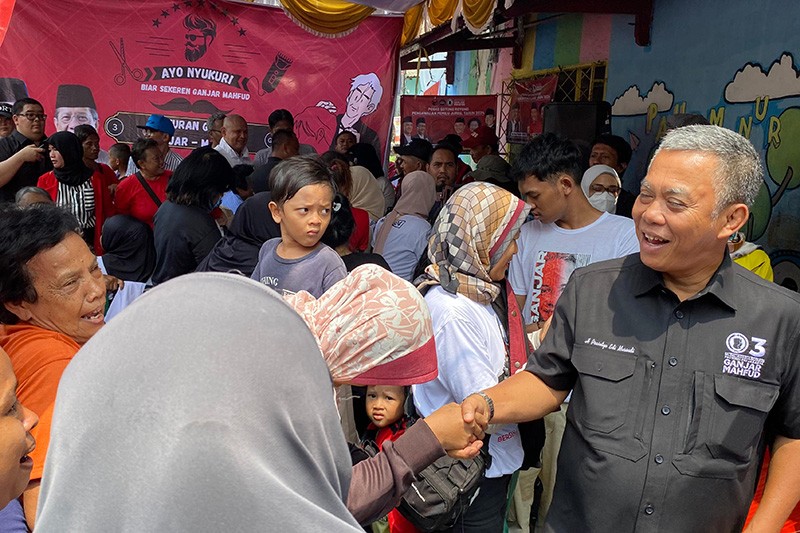 TPD Ganjar-Mahfud DKI Jakarta Bikin Warga Kwitang Tampil Rapi dengan Cukuran Gratis - Bagian 2
