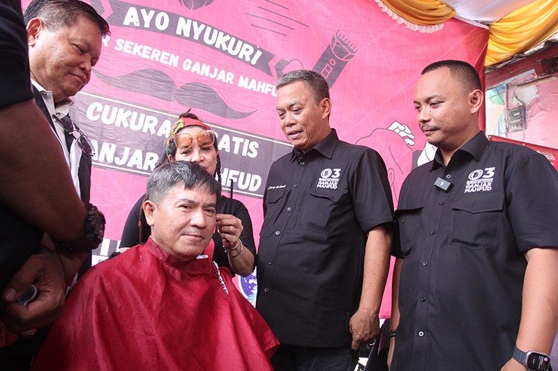 TPD Ganjar-Mahfud DKI Jakarta Bikin Warga Kwitang Tampil Rapi dengan Cukuran Gratis - Bagian 1