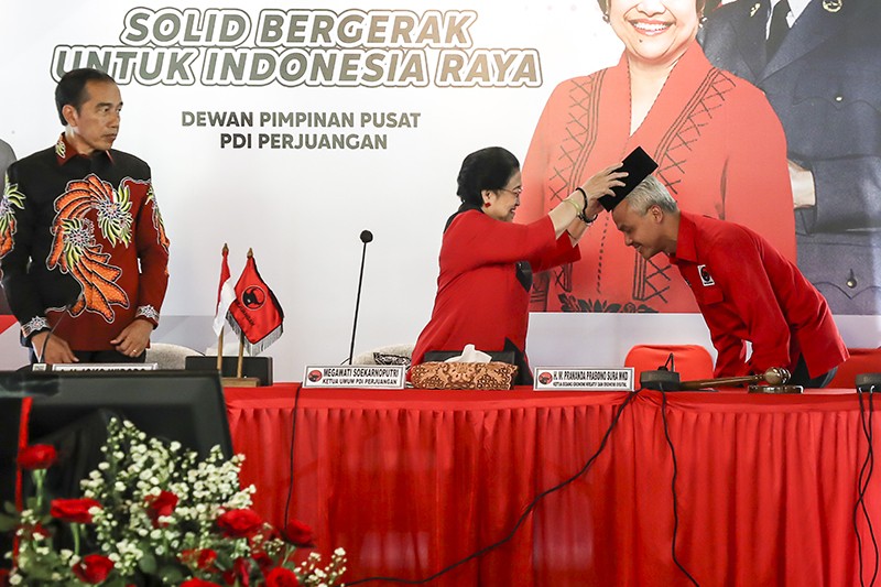 Foto-Foto Peristiwa Dalam Negeri 2023, Mobil Jokowi Masuk Kubangan hingga Imigran Rohingya Diusir - Bagian 6