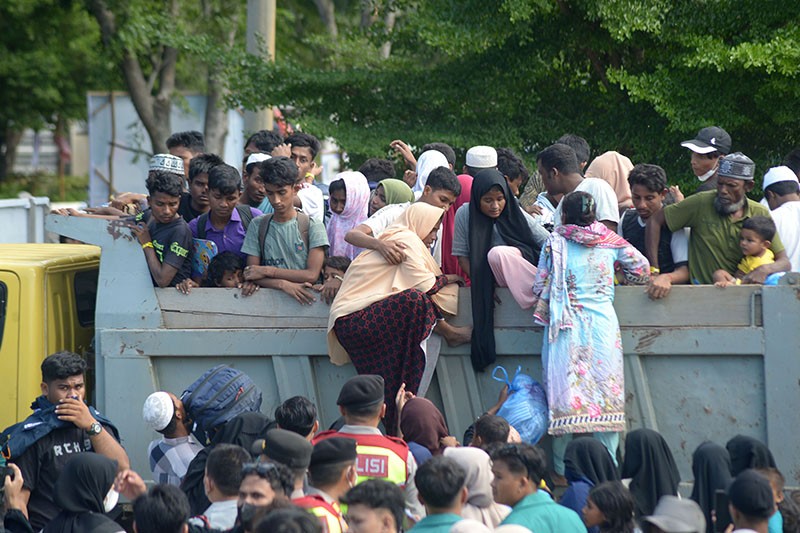 Foto-Foto Peristiwa Dalam Negeri 2023, Mobil Jokowi Masuk Kubangan hingga Imigran Rohingya Diusir - Bagian 9