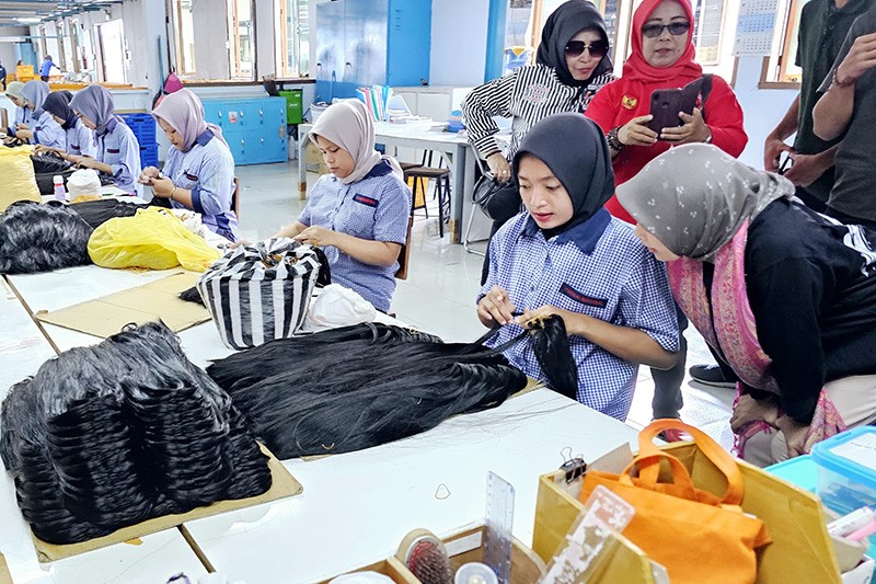 Lanjutkan Safari Politik di Jawa Tengah, Siti Atikoh Menyapa Pekerja Pabrik Wig - Bagian 2
