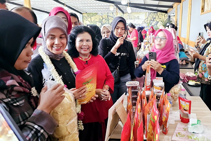 Siti Atikoh Perkenalkan Program KTP Sakti ke Pelaku UMKM di Tegal - Bagian 2