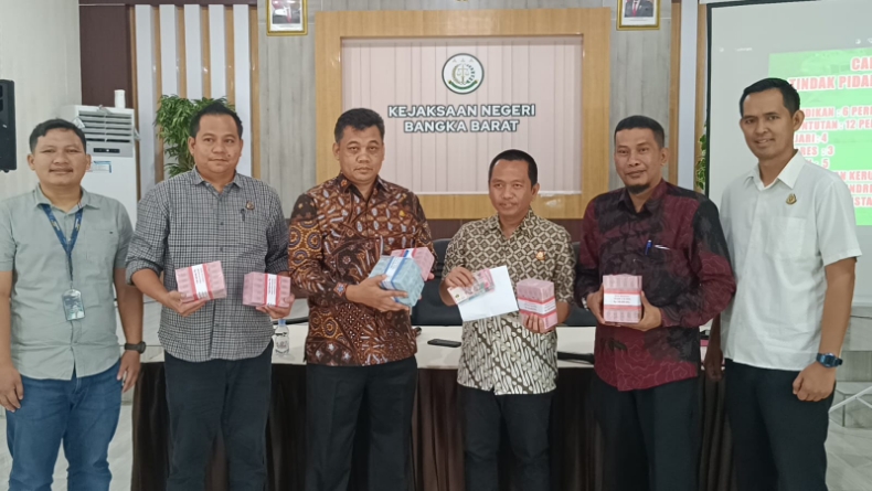 title Kejaksaan Negeri Bangka Barat Kembalikan Uang dan Kendaraan Kasus BPRS Kejaksaan Negeri Bangka Barat Kembalikan Uang dan Kendaraan Kasus BPRS