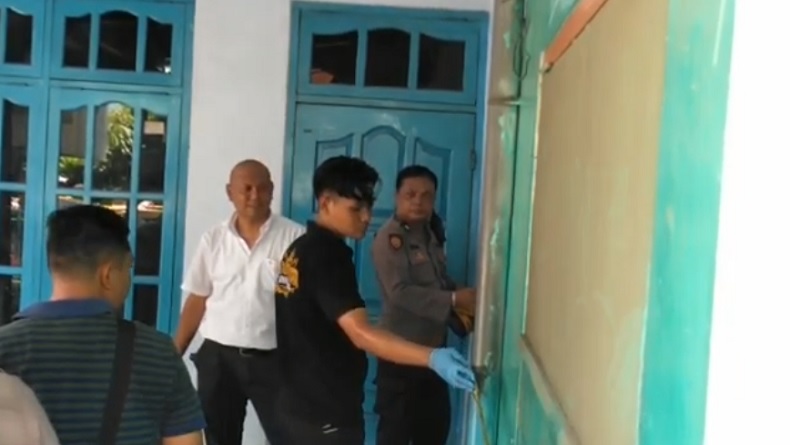 title Polisi Olah TKP Ibu dan Anak Tewas Diduga Korban Perampokan di Pasuruan Polisi Olah TKP Ibu dan Anak Tewas Diduga Korban Perampokan di Pasuruan
