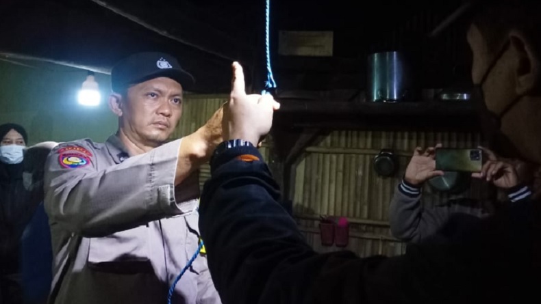 title Kisah Cinta Tragis, Remaja di Malang Tewas Gantung Diri Diputus Pacar Jelang Pergantian Tahun Kisah Cinta Tragis, Remaja di Malang Tewas Gantung Diri Diputus Pacar Jelang Pergantian Tahun