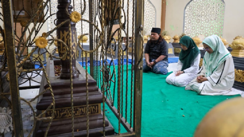 Atikoh Ganjar Ngaji dan Ziarahi Makam Kiai Abdurrahman Mranggen di Demak