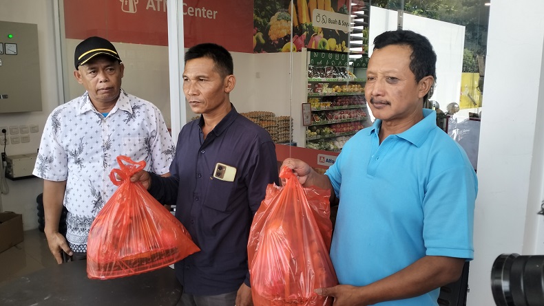 title Keluarga Korban Penganiayaan Oknum TNI di Boyolali Tolak Damai, Bingkisan pun Dikembalikan Keluarga Korban Penganiayaan Oknum TNI di Boyolali Tolak Damai, Bingkisan pun Dikembalikan