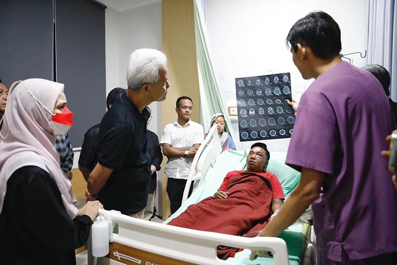 Ganjar Ditemani Siti Atikoh Jenguk Dua Relawan Korban Penganiayaan Oknum TNI - Bagian 2