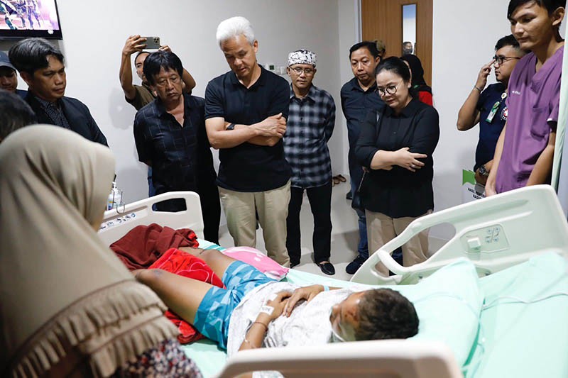 Ganjar Ditemani Siti Atikoh Jenguk Dua Relawan Korban Penganiayaan Oknum TNI - Bagian 4