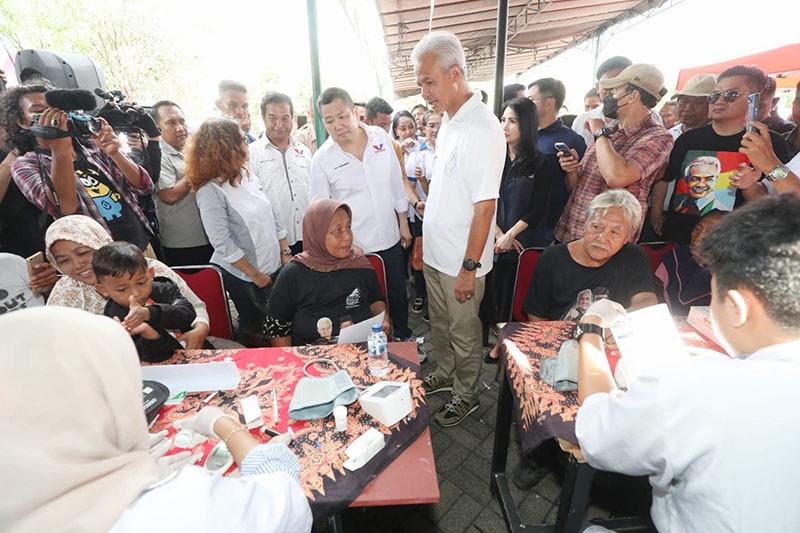 Capres Ganjar Pranowo bersama HT Tinjau Bazar Murah dan Pemeriksaan Kesehatan Gratis di Semarang - Bagian 3