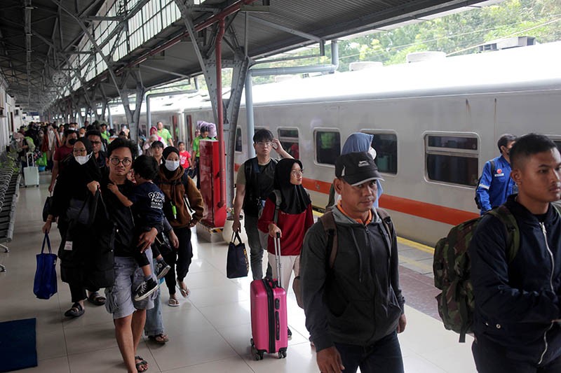 Suasana Puncak Arus Balik Libur Nataru 2024 di Stasiun Pasar Senen - Bagian 2
