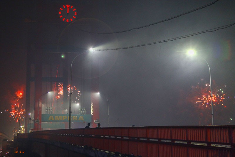 Malam Tahun Baru 2024 Tidak Kondusif, Jembatan Ampera Ditutup Petugas - Bagian 2