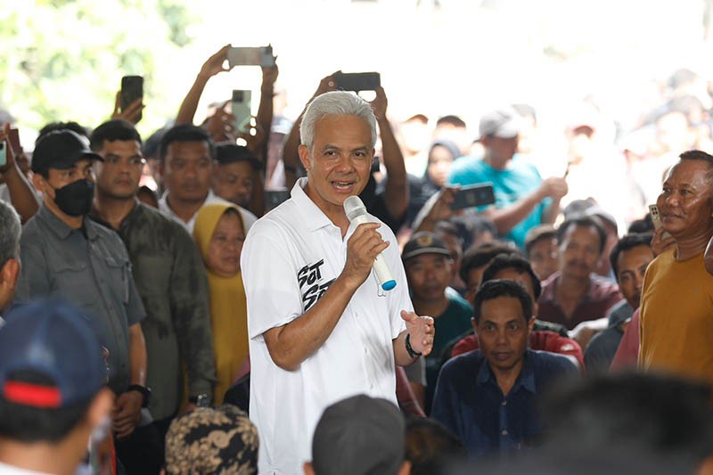 Momen Ganjar Pranowo Belajar Mengukir dan Dialog dengan Perajin Gebyok Jepara - Bagian 3