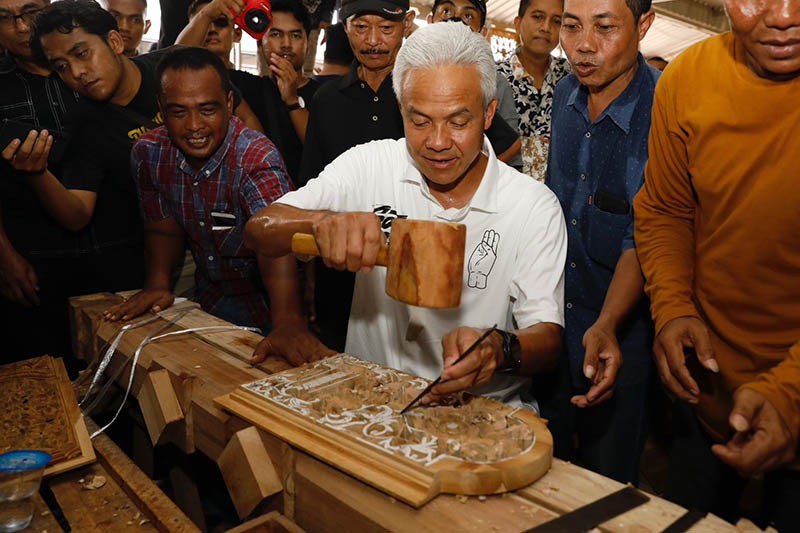 Momen Ganjar Pranowo Belajar Mengukir dan Dialog dengan Perajin Gebyok Jepara - Bagian 1