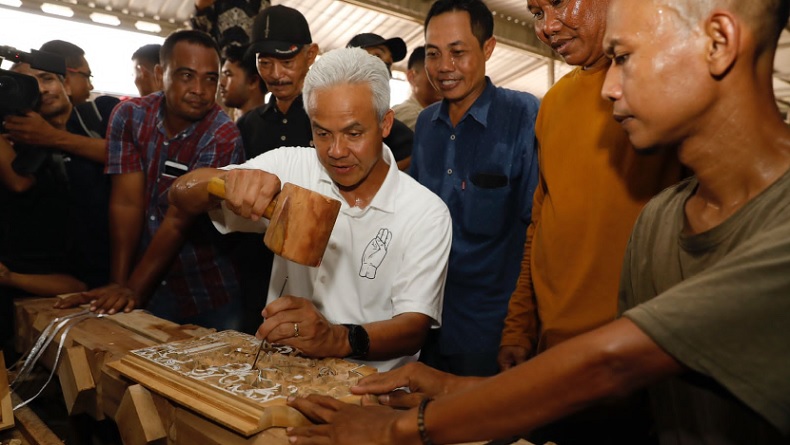 Gunakan Pahat, Ganjar Belajar Mengukir Gebyok di Jepara