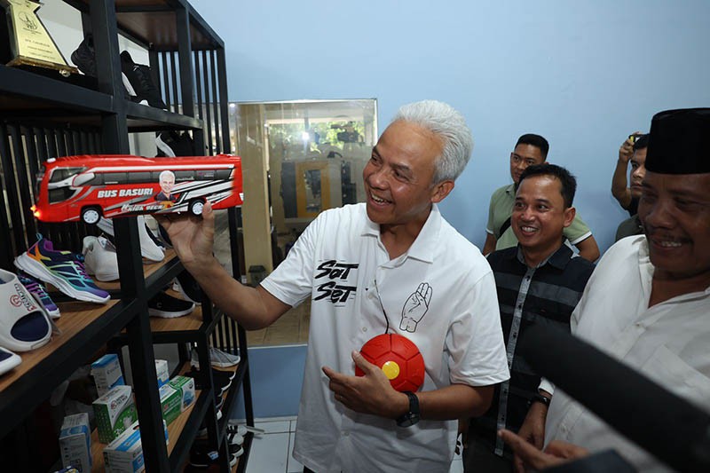Ganjar Pranowo Kunjungi Pabrik Mainan Buatan Lokal di Demak - Bagian 2