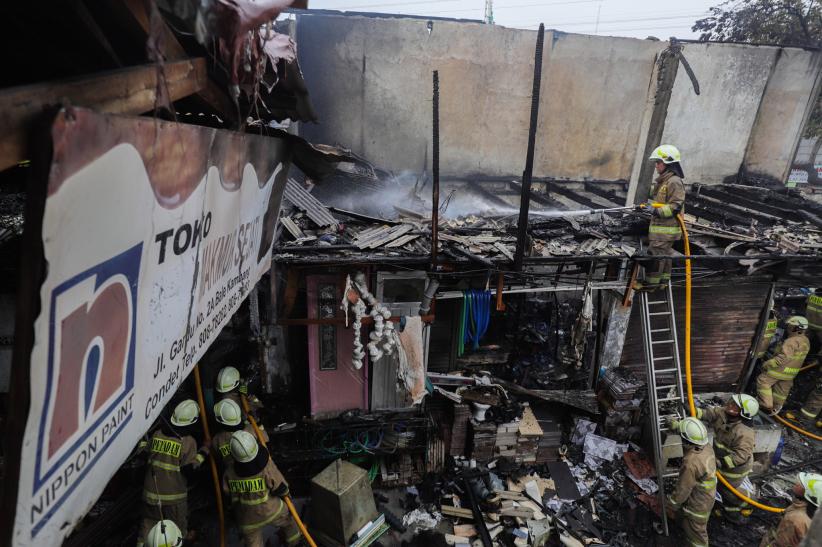 Isi Toko Bangunan di Condet Ludes Terbakar Dilalap Api - Bagian 1