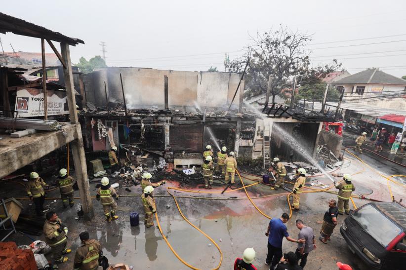 Isi Toko Bangunan di Condet Ludes Terbakar Dilalap Api - Bagian 3