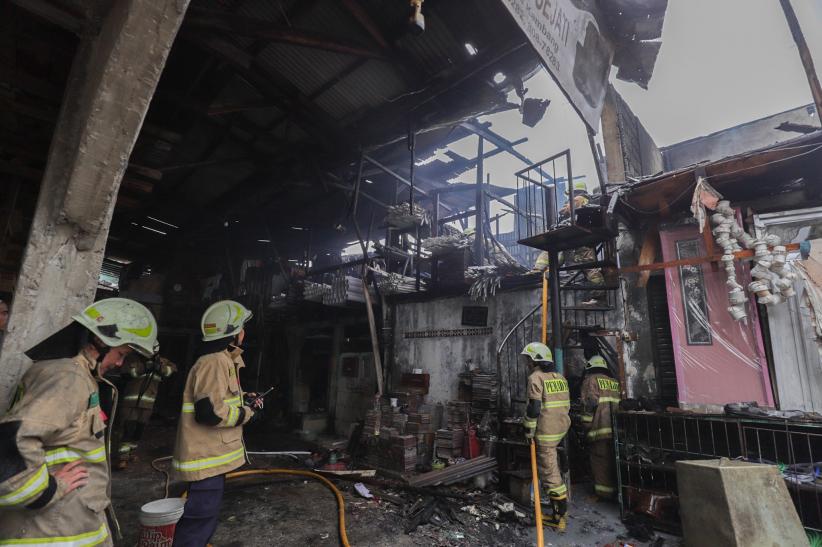 Isi Toko Bangunan di Condet Ludes Terbakar Dilalap Api - Bagian 2