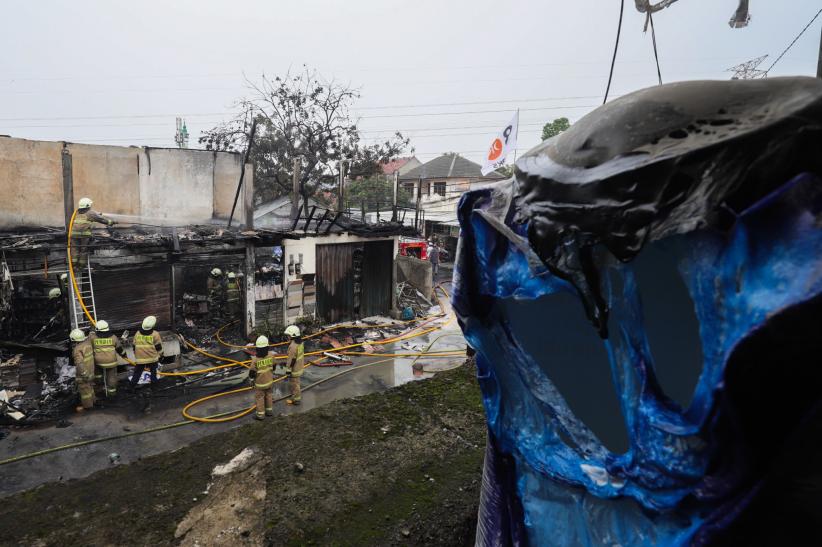 Isi Toko Bangunan di Condet Ludes Terbakar Dilalap Api - Bagian 5