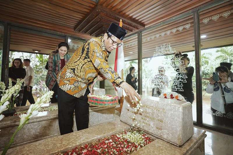 Mahfud MD Ziarah Makam Bung Hatta - Bagian 1