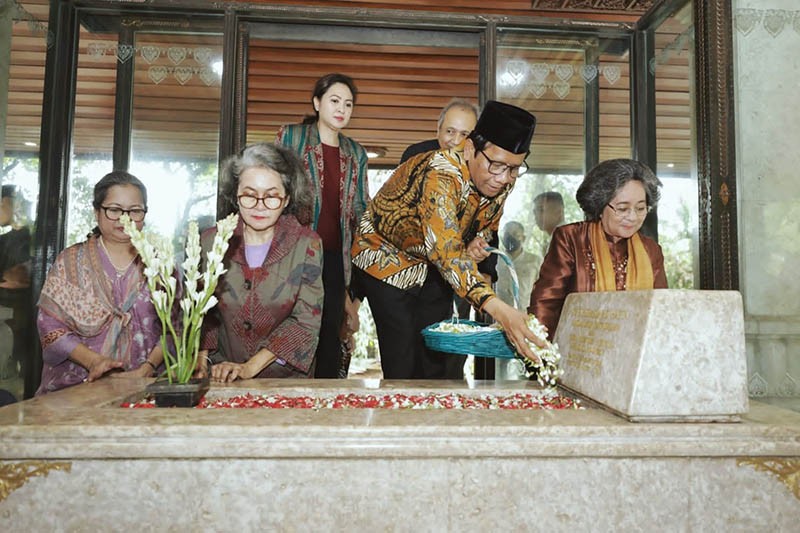 Mahfud MD Ziarah Makam Bung Hatta - Bagian 2