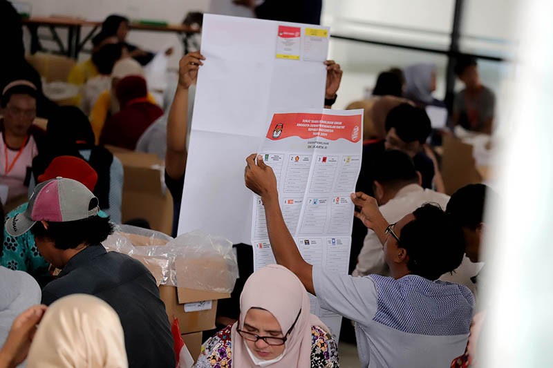 210 Warga Jakarta Barat Dilibatkan dalam Pelipatan Surat Suara Pemilu 2024 - Bagian 2