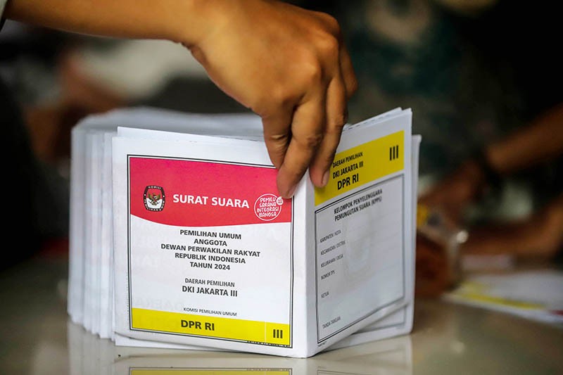 210 Warga Jakarta Barat Dilibatkan dalam Pelipatan Surat Suara Pemilu 2024 - Bagian 1