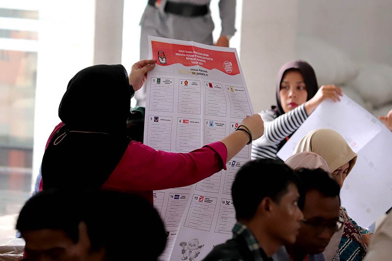210 Warga Jakarta Barat Dilibatkan dalam Pelipatan Surat Suara Pemilu 2024 - Bagian 3