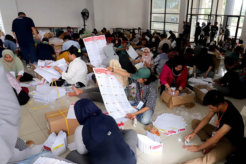 210 Warga Jakarta Barat Dilibatkan dalam Pelipatan Surat Suara Pemilu 2024 - Bagian 4