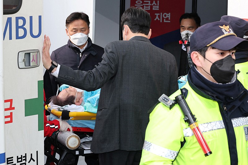 Pemimpin Oposisi Partai Demokrat Korsel Ditikam di Leher saat Kampanye - Bagian 1