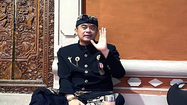 title Profil Arya Wedakarna, Senator Bali yang Viral Diduga Lecehkan Hijab Profil Arya Wedakarna, Senator Bali yang Viral Diduga Lecehkan Hijab