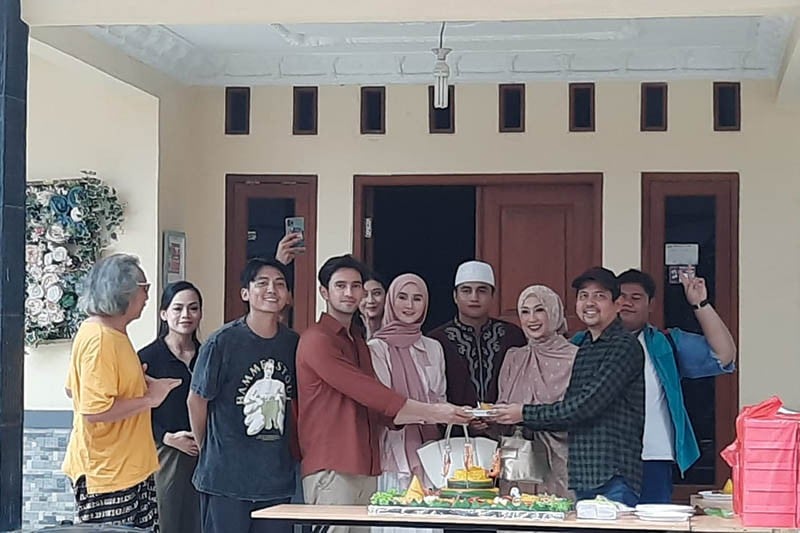 Pemain Sinetron Tukang Bubur Pengen Naik Haji Gelar Syukuran dan Santunan Anak Yatim - Bagian 2