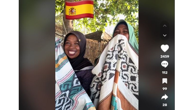 Viral Ibu-Ibu Pedagang Kain di Pantai Lombok Lancar 3 Bahasa Asing, Netizen: Ijazah Tidak Perlu