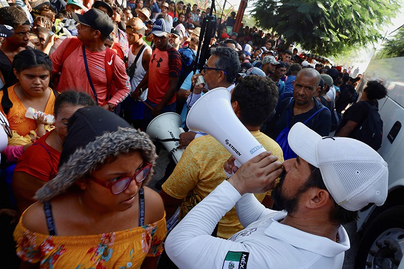 Imigran Meksiko Berbondong-bondong Masuk AS Minta Suaka - Bagian 4